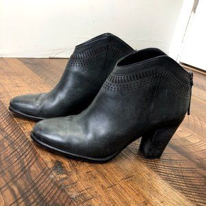 VINCE CAMUTO Fetter booties black leather boot